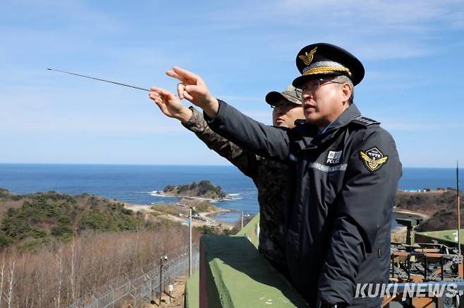 김종욱 해양경찰청장이 13일 동해 최북단 전투형 야전부대인 합동작전지원소를 방문하고 있다.(사진=동해지방해양경찰청)