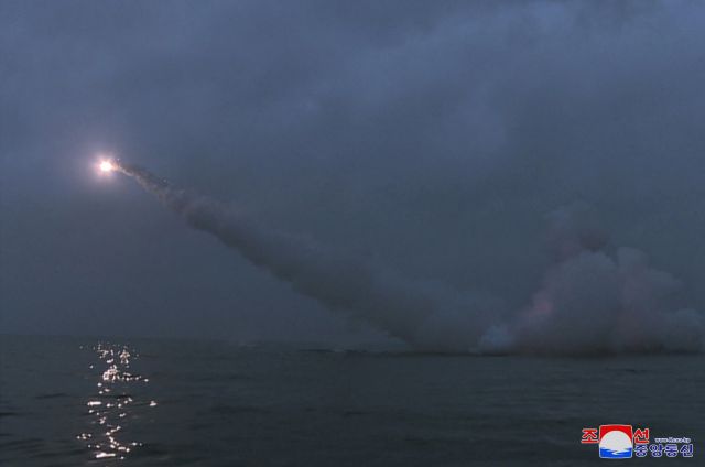북한은 지난 12일 새벽 전략순항미사일 2기를 발사했다고 13일 밝혔다. 조선중앙통신은 "발사훈련에 동원된 잠수함 '8·24영웅함'이 조선 동해 경포만 수역에서 2기의 전략순항미사일을 발사하였다"고 보도했다. 연합뉴스