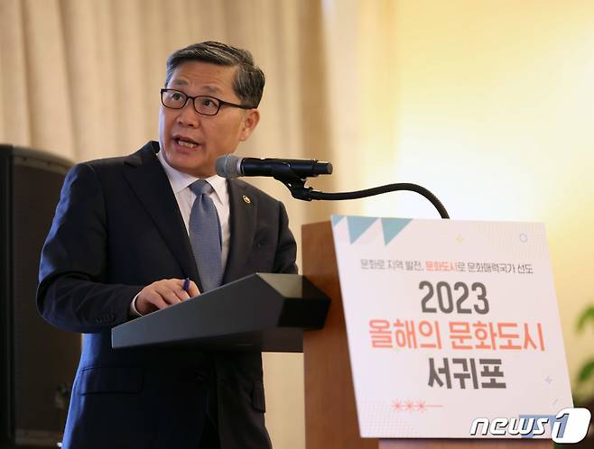 (서울=뉴스1) = 전병극 문화체육관광부 제1차관이 23일 제주도 서귀포시 칼호텔에서 2022년 문화도시 주요 성과를 발표하고 있다. (문화체육관광부 제공) 2023.2.23/뉴스1  Copyright (C) 뉴스1. All rights reserved. 무단 전재 및 재배포 금지.