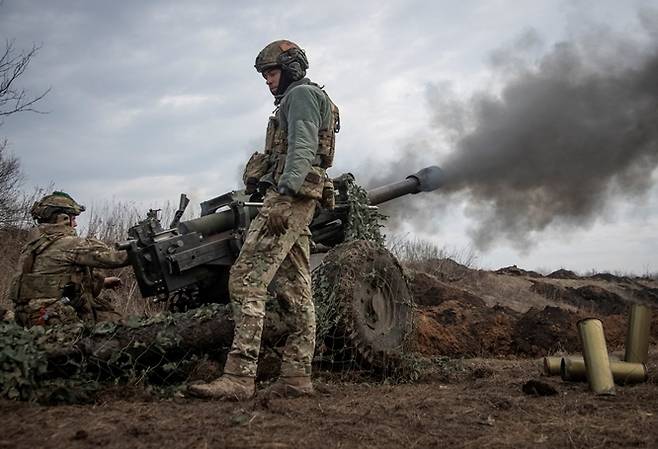 우크라이나군이 우크라이나 바흐무트 지역에 가해지는 러시아군의 공격을 모두 격퇴하고 있다고 올렉산드르 시르스키 우크라이나 지상군 사령관이 지난 12일(현지시각) 밝혔다. 사진은 바흐무트 지역에서 작전을 수행 중인 우크라이나 병력. /사진=로이터