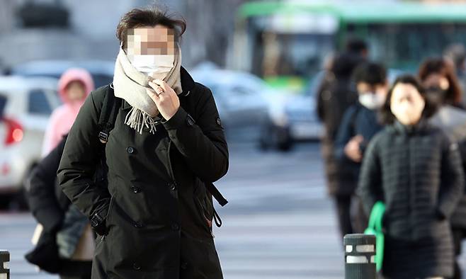 아침 기온이 큰 폭으로 떨어져 추운 날씨를 보이는 13일 서울 종로구 광화문네거리에서 두꺼운 외투를 입은 출근길 시민들이 이동하고 있다. 연합뉴스