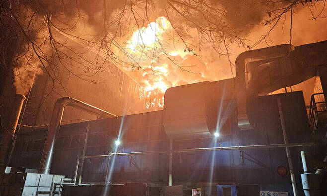 지난 12일 대전시 대덕구 한국타이어 공장에서 화재가 발생해 연기가 피어오르고 있다. 대전소방본부 제공