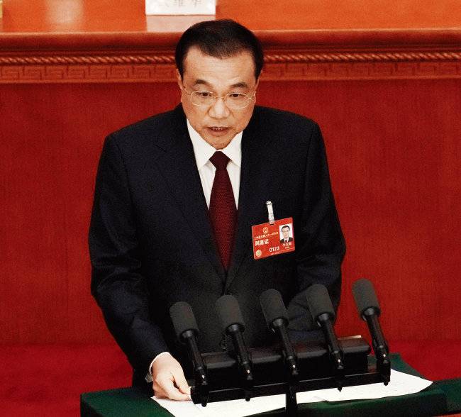 올해 중국의 경제성장률 목표치를 제시하고 있는 리커창 총리. [뉴시스]