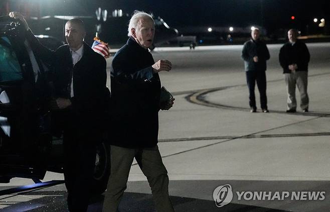 델라웨어 뉴캐슬 군공항에서 에어포스1에 탑승하는 바이든 대통령 [로이터=연합뉴스 자료사진. 재판매 및 DB 금지]