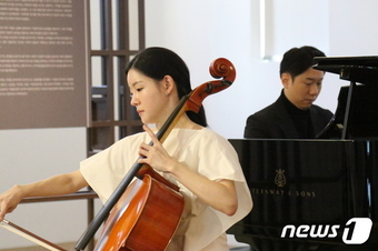 지역에서 활동하고 있는 피아니스트 정치국, 첼리스트 이경민이 14일 헤레디움에서 클래식 공연을 선보이고 있다. ⓒ News1 김경훈 기자