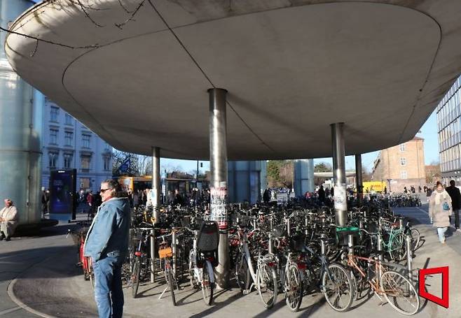 코펜하겐 시내 노레포트역 인근에 마련된 대규모 자전거 주차장. [사진=이춘희 기자]
