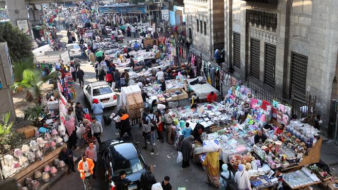 7일(현지 시각) 이집트 카이로의 포트 사이드 거리에서 이집트 노점상들이 물건을 판매하고 있다./EPA 연합뉴스
