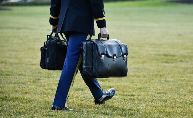 20일 미국의 도널드 트럼프 대통령이 워싱턴 백악관 떠나기 직전 한 군관계자가 군인이 핵가방을 마린 원으로 운반하고 있다. 연합뉴스