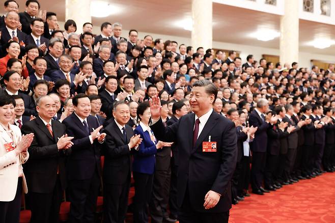 13일 중국 베이징에서 열린 전국인민대표대회 폐막식에서 시진핑 국가주석이 손을 들어 인사하고 있다. 베이징/신화 연합뉴스