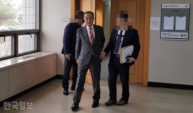 최성해(가운데) 전 동양대 총장이 14일 오전 경북 안동시 대구지법 안동지원에서 횡령 혐의로 첫 공판을 받은 후 변호인과 함께 법정을 나서고 있다. 안동=김정혜 기자