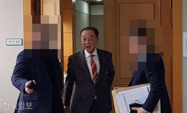 최성해(가운데) 전 동양대 총장이 14일 오전 경북 안동시 대구지법 안동지원에서 횡령 혐의로 첫 공판을 받은 후 변호인과 함께 법정을 나서고 있다. 안동=김정혜 기자