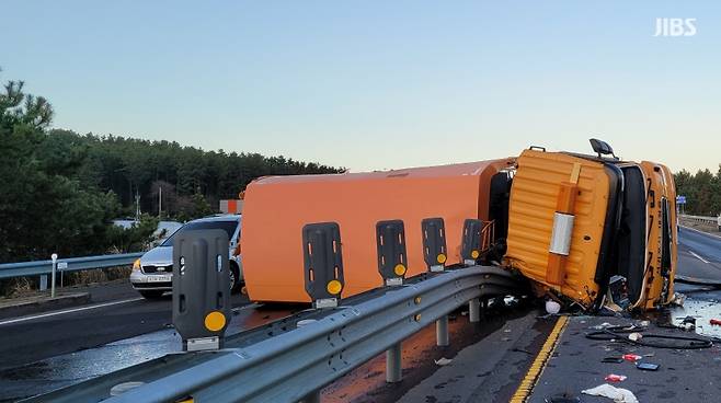 오늘(14일) 아침 제주 평화로에서 발생한 교통 사고 현장(제주서부소방서 제공)