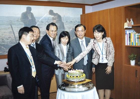 2006년 4월 14일 변양균(왼쪽에서 셋째) 기획예산처 장관이 모성보호실 개관식에서 직원들과 축하 케이크를 자르고 있다. [사진 변양균]