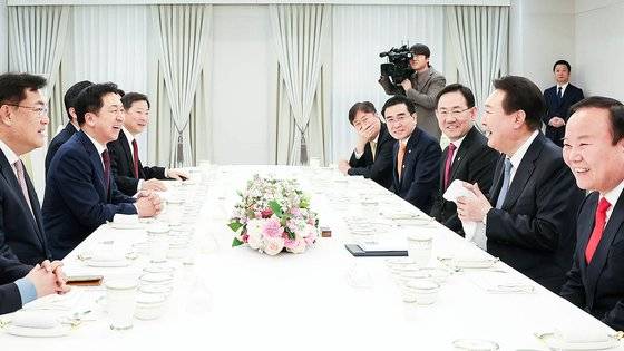 윤석열 대통령이 13일 용산 대통령실 청사에서 열린 국민의힘 신임 지도부 초청 만찬에서 김기현 신임 당 대표를 비롯한 참석자들과 환담을 나누며 웃음짓고 있다. 뉴스1
