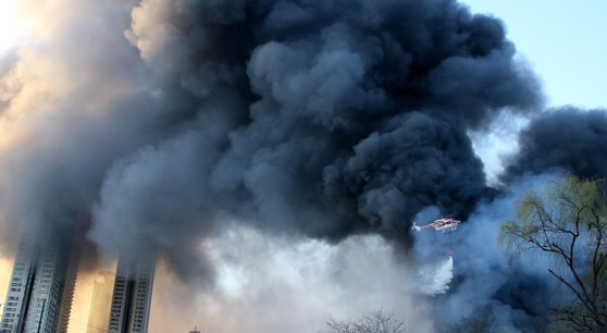 13일 오전 대전 대덕구 목상동 한국타이어 대전공장에서 화재가 발생해 짙은 연기를 내뿜고 있다. 뉴스1