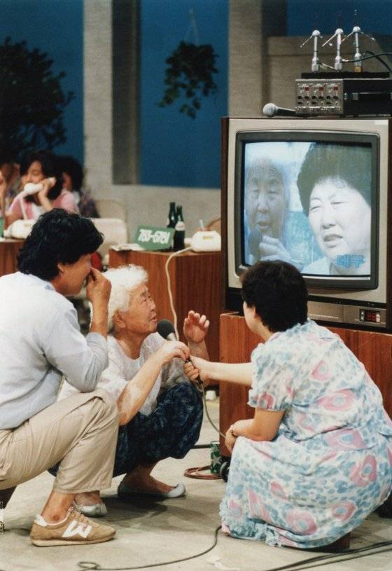KBS '이산가족을 찾습니다'에서 이산가족이 다른 지역에 있는 가족과 대화하고 있다. 사진 국가기록원 나라기록관