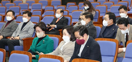 국민의힘 초선의원들이 지난해 12월 서울 여의도 국회에서 열린 초선의원 간담회에 참석한 모습.