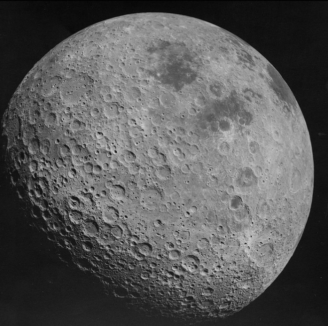 1972년 아폴로 16호가 촬영한 달 뒷면 모습. 미국 과학계는 2025년 달 뒷면에 전파망원경을 설치할 계획이다. 미국 항공우주국(NASA) 제공