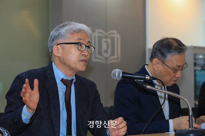서울대학교민주화교수협의회 소속 교수들이 14일 서울대학교 관정관에서 윤석열 정부의 일제 강제동원 판결 관련 해법에 대한 비판 성명서 발표를 하고 있다. 이준헌 기자