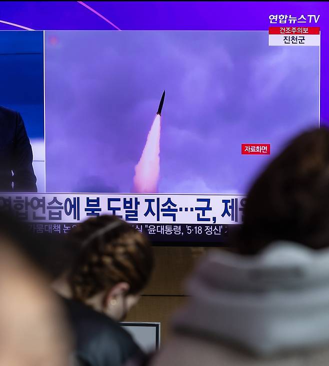 북한이 동해에 단거리 탄도미사일 2기를 발사한 14일 오전 서울역에서 시민들이 관련 뉴스를 지켜보고 있다. 연합뉴스