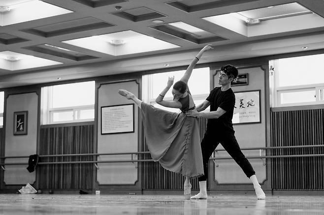 Dancers of the Universal Ballet practice "Korea Emotion." (Universal Ballet)