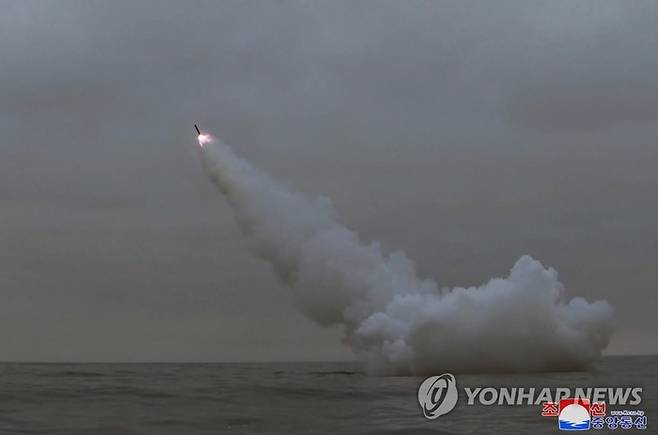 북한이 미사일을 발사했다. 조선중앙통신은 전날 잠수함 ‘8·24영웅함’이 조선 동해 경포만 수역에서 2기의 전략순항미사일을 발사했다고 보도했다. [사진 출처 = 연합뉴스]