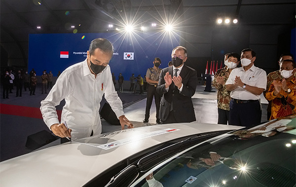 Indonesian President Joko Widodo signing on the IONIQ 5 at the opening of Hyundai‘s Indonesian plant on March 16 this year [Source : Hyundai Motor Group]