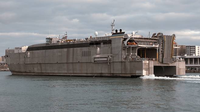 미 해군 고속수송함 ‘괌’(T-HST-1)이 정박 중인 모습. 이 선박은 400여 명의 병력과 장비를 싣고 괌에서 반나절 안에 한반도에 도착할 수 있다. [사진제공=미 인도태평양사령부]
