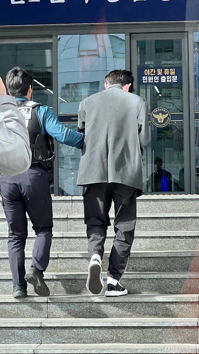 13일 오후 3시30분 서울 강남경찰서 정문에서 뮤지컬 배우 38세 남성 A씨가 강간치상 혐의로 끌려가고 있다. /사진=양윤우 기자