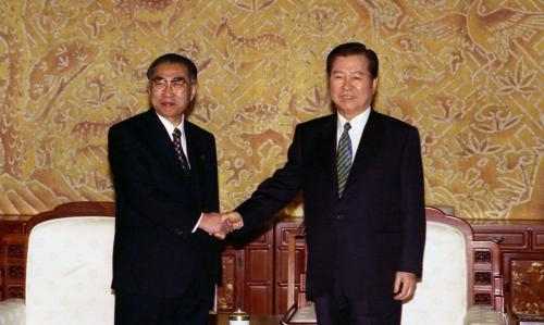 1990년3월20일 당시 열린 한일 정상회담에서 김대중 대통령(사진 오른쪽)과 오부치 게이조 일본 총리가 기념 촬영을 하고 있다. /사진제공=e영상 역사관