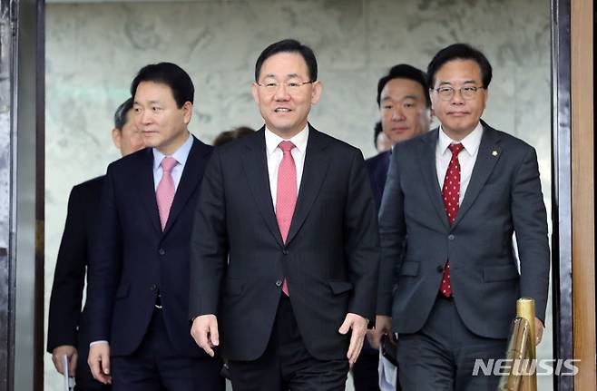 [서울=뉴시스] 전진환 기자 = 주호영 국민의힘 원내대표와 원내지도부가 14일 오전 서울 여의도 국회에서 열리는 원내대책회의에 참석하고 있다. 2023.03.14. amin2@newsis.com