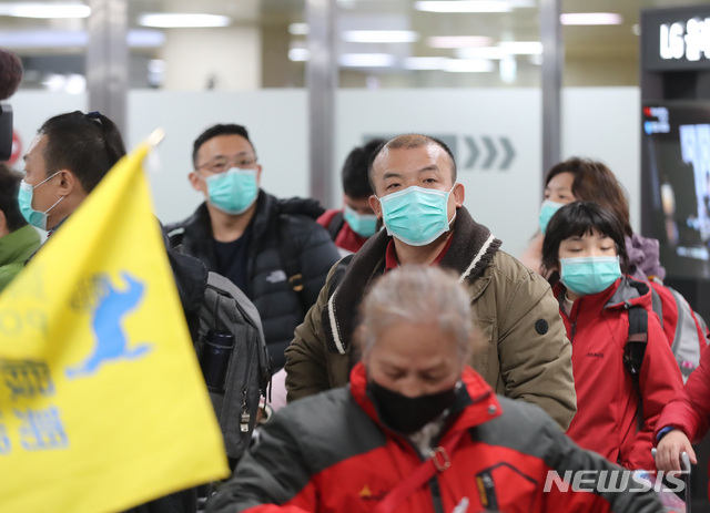[제주=뉴시스]우장호 기자 = 제주국제공항에 마스크를 쓴 중국인 관광객들이 이동하고 있다. 2020.01.28. woo1223@newsis.com