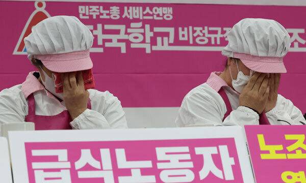 폐암에 확진된 학교급식 노동자인 전국학교비정규직노조 조합원들이 14일 오전 서울 용산구 전국학교비정규직노동조합 대회의실에서 열린 급식 종사자 폐암 검진결과와 관련한 기자회견에서 급식 현장의 노동환경 등에 대해 증언하고 있다. 연합뉴스