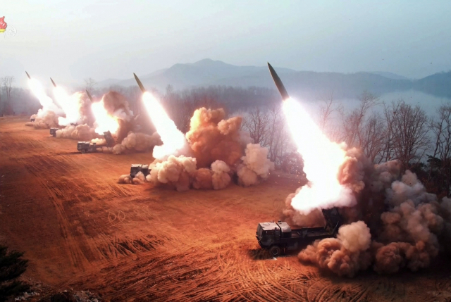 북한이 9일 오후 근거리탄도미사일(CRBM)을 발사하는 모습. 군은 최초 탐지 때 1발로 발표했다가 2시간여 뒤 6발로 수정했다. 조선중앙통신 연합뉴스