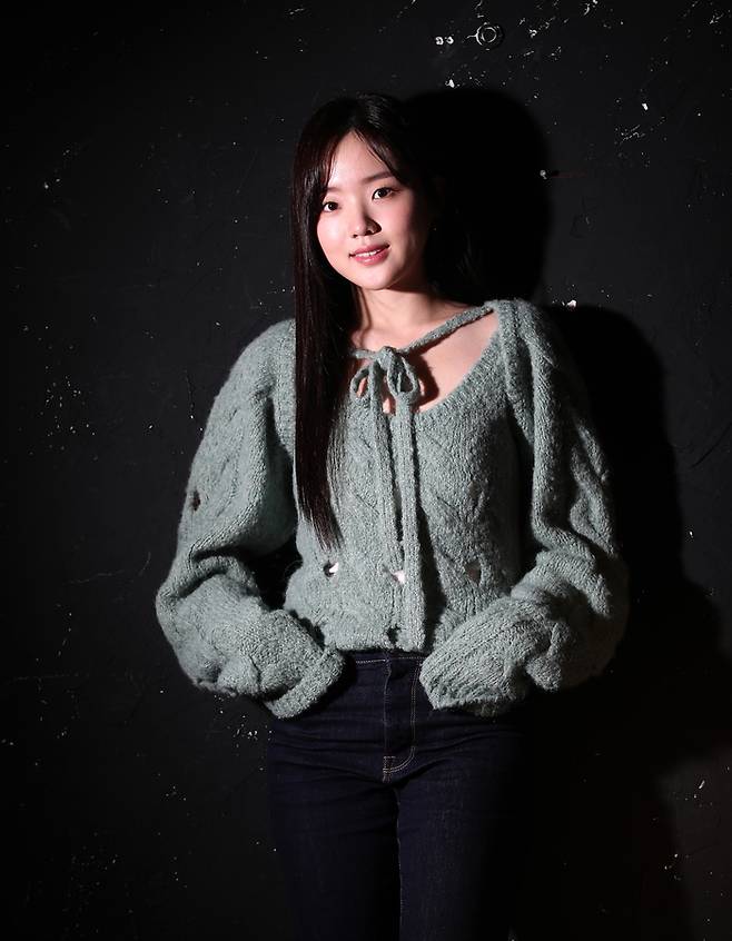 tvN 드라마 ‘일타 스캔들‘에 출연한 배우 강나언이 지난 8일 스포츠경향과 인터뷰에 앞서 포즈를 취하고 있다. 사진 정지윤 선임기자