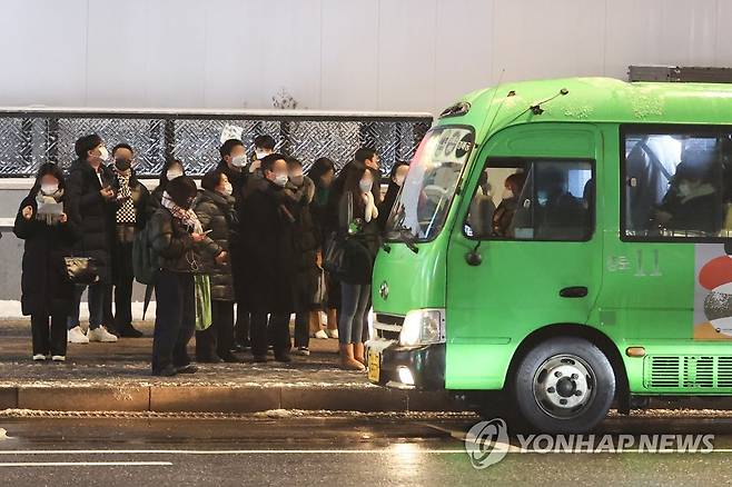 퇴근길 버스 기다리는 시민들 [연합뉴스 자료사진] ※ 기사와 직접적인 관련이 없습니다.