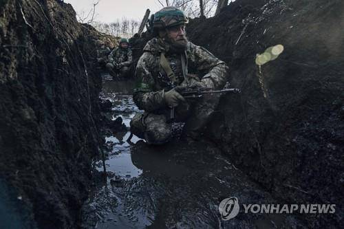 바흐무트 전선 참호 속에서 러시아 포격 피하는 우크라 병사들 [AP 연합뉴스 자료사진. 재판매 및 DB 금지]