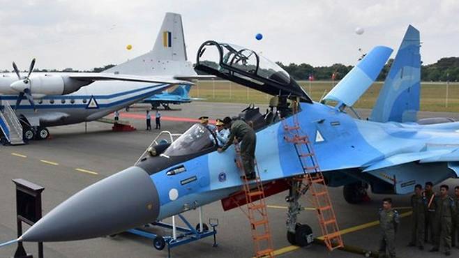 전투기를 점검하는 민 아웅 흘라잉 미얀마군 총사령관 [SNS 캡처. 재판매 및 DB 금지]