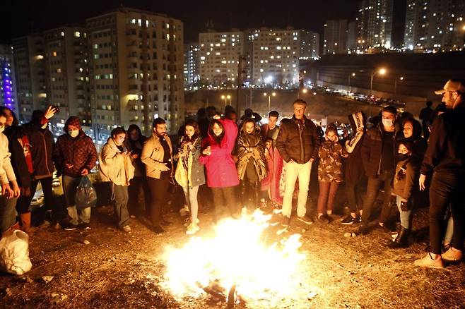 이란의 새해맞이 불꽃축제 '차하르 샴베 수리' [EPA 연합뉴스 자료사진. 재판매 및 DB 금지]