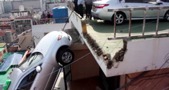 지난 2017년 옥상 주차장에서 추락한 택시