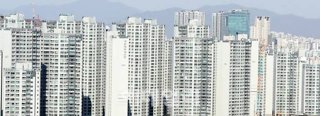 [이데일리 방인권 기자] 지난 14일 서울 송파구 롯데타워에서 바라본 아파트 단지의 모습.