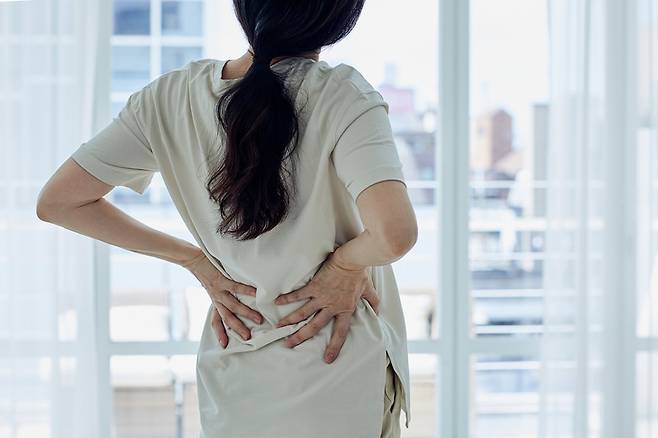 척추분리증의 증상은 운동을 하거나 장시간 같은 자세를 취할 때, 앉아 있다가 일어날 때, 허리를 뒤로 젖힐 때, 오래 걸을 때 발생하곤 한다. [사진= 게티이미지뱅크]