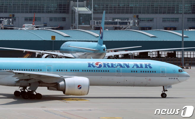 인천국제공항 제2여객터미널 계류장에 대한항공 여객기가 이륙을 준비하고 있다.  /뉴스1 ⓒ News1 민경석 기자