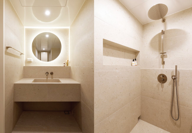조적으로 디자인해 호텔 느낌이 물씬 나는 욕실.