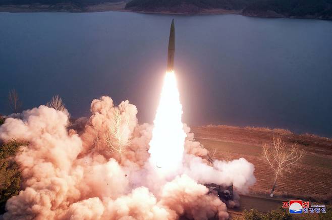 북한 미사일이 지난 14일 황해남도 장연 일대에서 발사되는 모습. 북한은 15일 이 사진을 공개하며 "지대지 전술탄도미사일 사격 훈련을 실시했다"고 했다. /조선중앙통신 연합뉴스