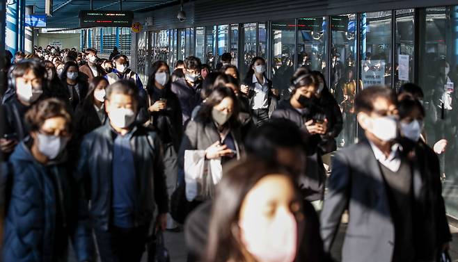 정부는 20일 부터 대중교통 마스크 착용 의무를 해제하기로 했다. 사진은 지난 15일 서울 영등포구 신도림역에서 마스크를 쓴 시민들이 전철에서 내리고 있는 모습. /연합뉴스