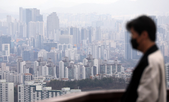 14일 남산 산책로에서 한 시민이 서울 시내를 보고 있다. 지난해 서울 아파트 분양가는 3.3㎡당 3474만원으로 전년 대비 24.2%(676만원) 올랐다. [연합뉴스]