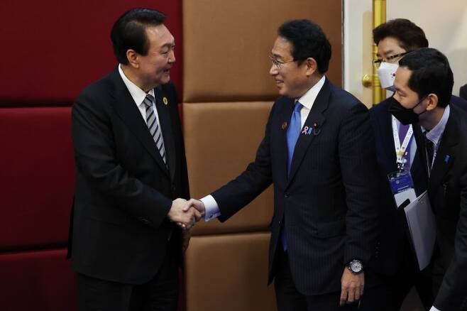 윤석열 대통령이 지난해 11월 캄보디아 프놈펜에서 기시다 후미오 일본 총리와 한일 정상회담에 앞서 악수를 하고 있다. /사진=뉴시스