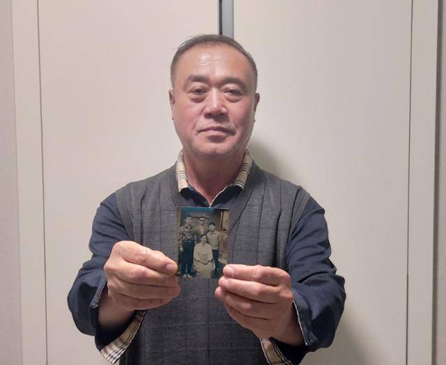 김주열 열사 동생인 길열(67)씨가 13일 경기 김포시 자택에서 가족사진을 들고 있다. 김길열씨 제공