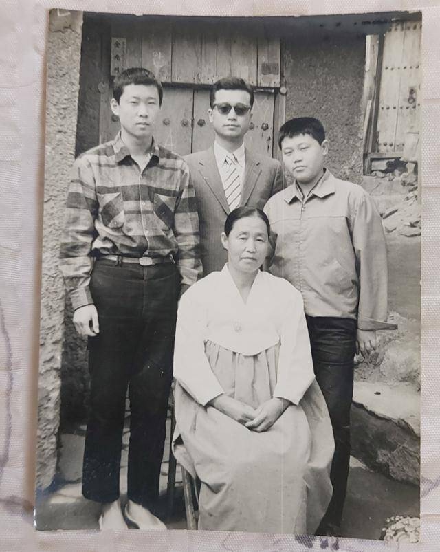 김주열 열사 가족 사진. 어머니 권찬주(아래) 여사와 셋째아들 택열, 첫째 아들 광열, 넷째 아들 길열씨. 김길열씨 제공